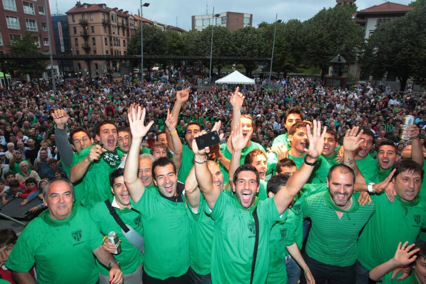 celebrando el ascenso en El Kasko